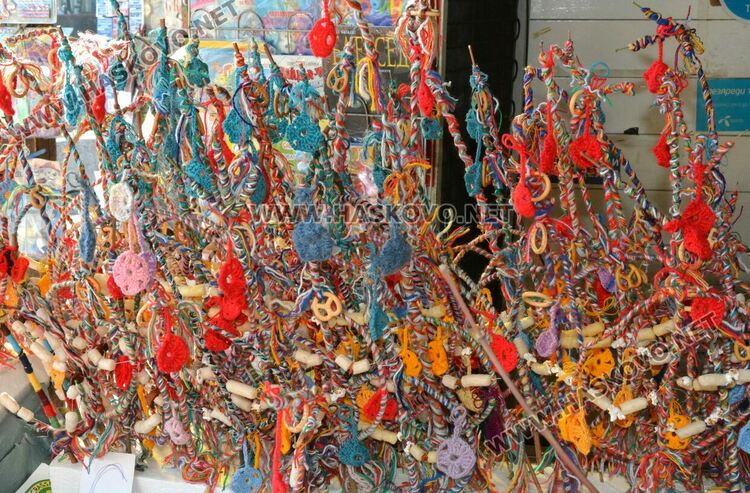 Бивша авиаторка продава ръчно изработени сурвачки в Хасково