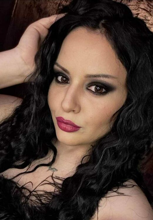 Издължени очи и брокат властват в новогодишния грим