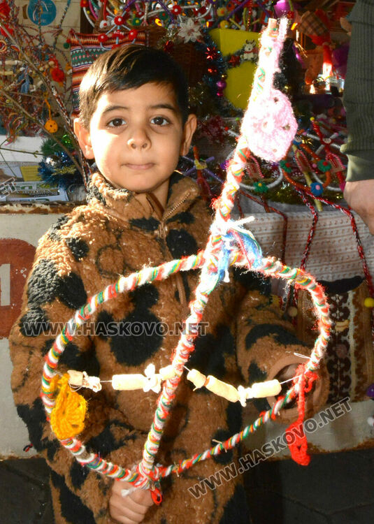 Бивша авиаторка продава ръчно изработени сурвачки в Хасково