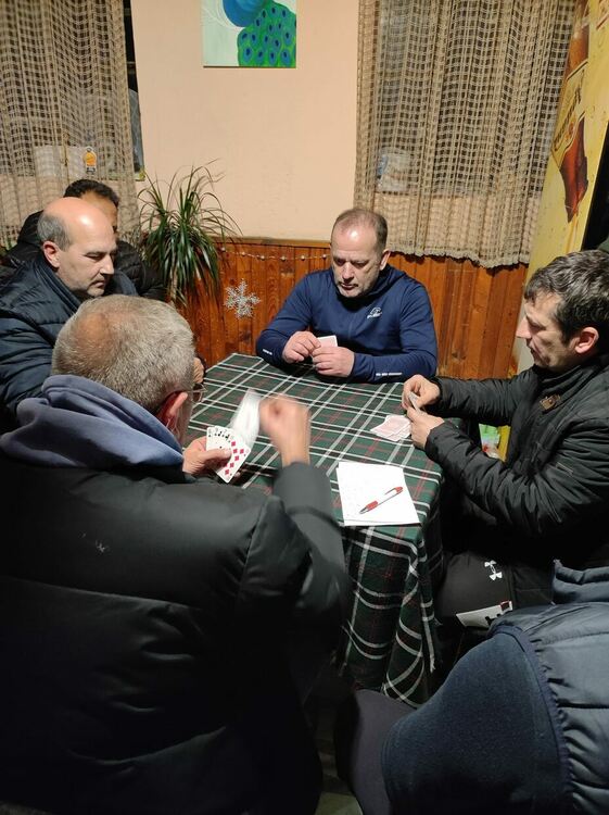 Искренци се надпреварваха на турнир по белот