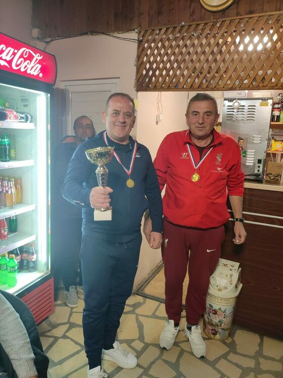 Искренци се надпреварваха на турнир по белот