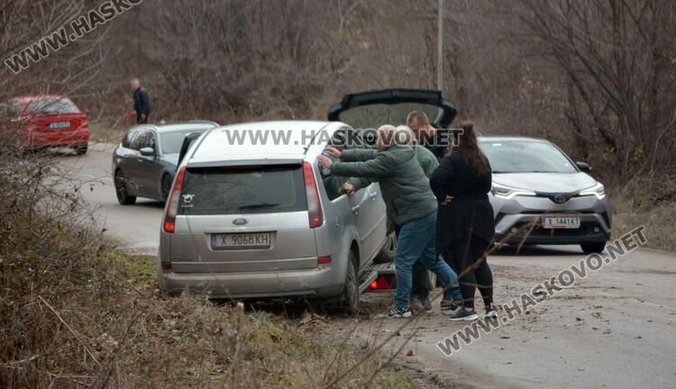 Форд се заби в стълб до Дивото козле