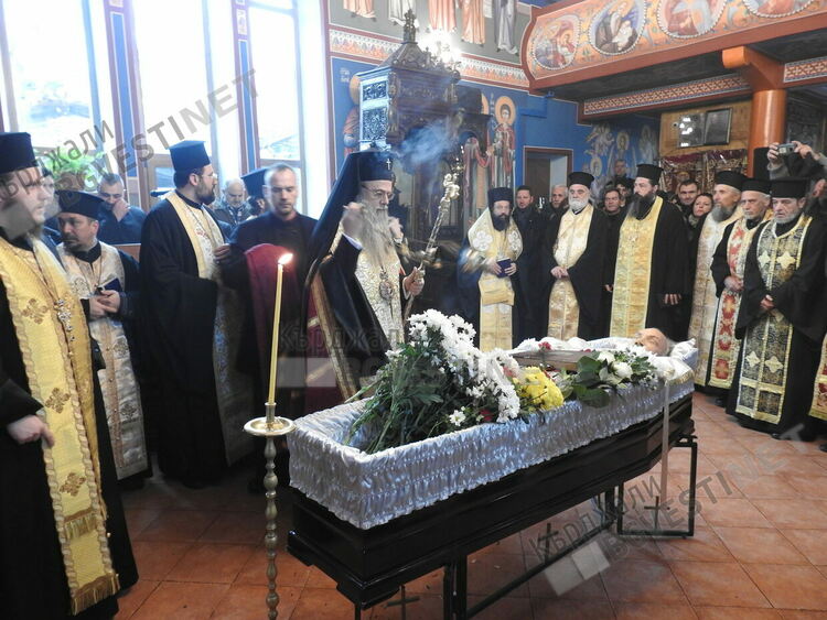 Камбанен звън и сълзи на опелото на отец Боян Саръев,Родината се сбогува с един голям българин