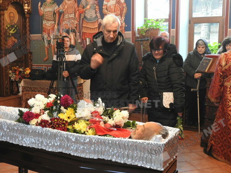 Камбанен звън и сълзи на опелото на отец Боян Саръев,Родината се сбогува с един голям българин