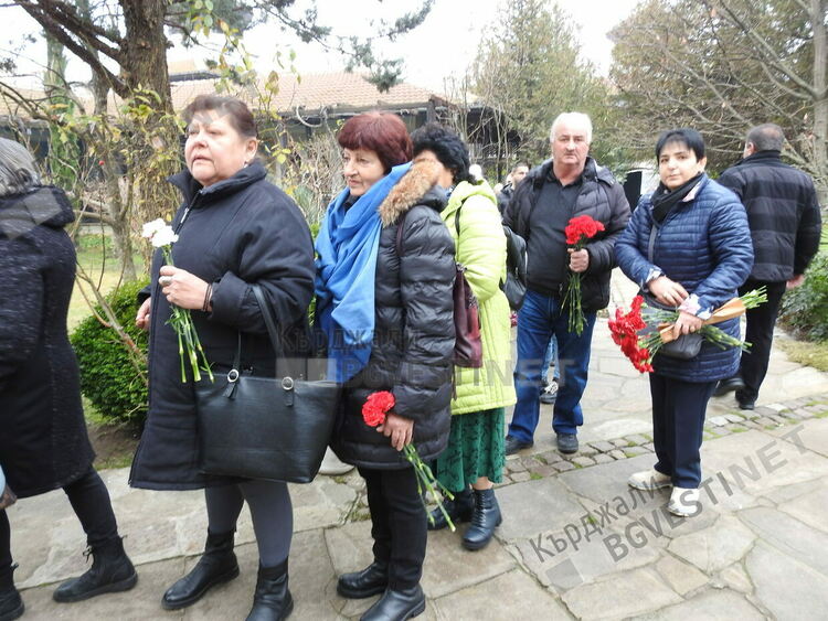 Камбанен звън и сълзи на опелото на отец Боян Саръев,Родината се сбогува с един голям българин