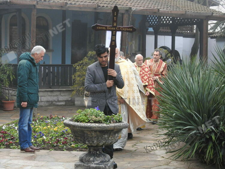 Камбанен звън и сълзи на опелото на отец Боян Саръев,Родината се сбогува с един голям българин