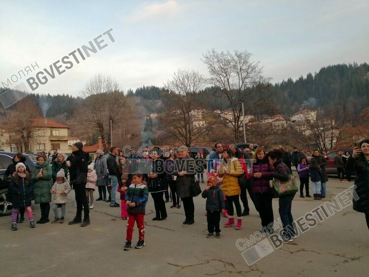 Благотворителен празник събра жители и гости на Момчиловци на площада