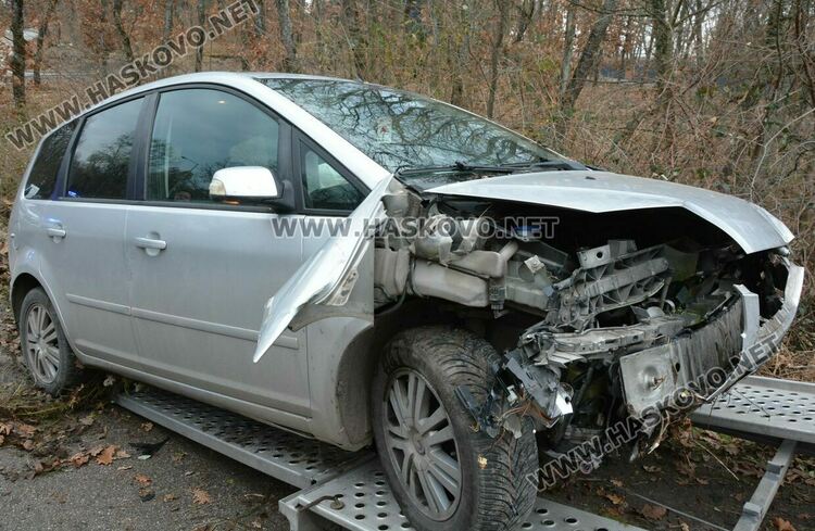 Форд се заби в стълб до Дивото козле