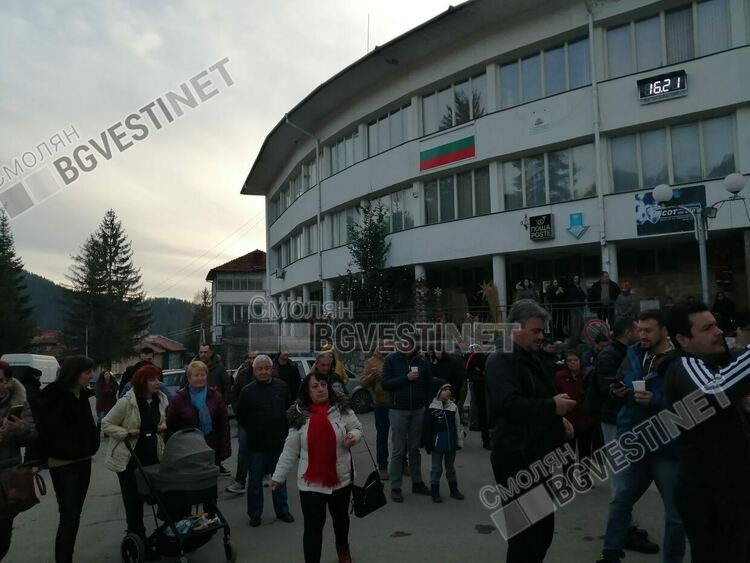 Благотворителен празник събра жители и гости на Момчиловци на площада