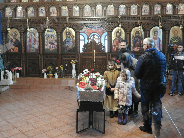 Камбанен звън и сълзи на опелото на отец Боян Саръев,Родината се сбогува с един голям българин