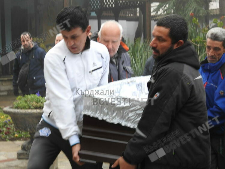 Камбанен звън и сълзи на опелото на отец Боян Саръев,Родината се сбогува с един голям българин