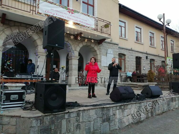 Благотворителен празник събра жители и гости на Момчиловци на площада