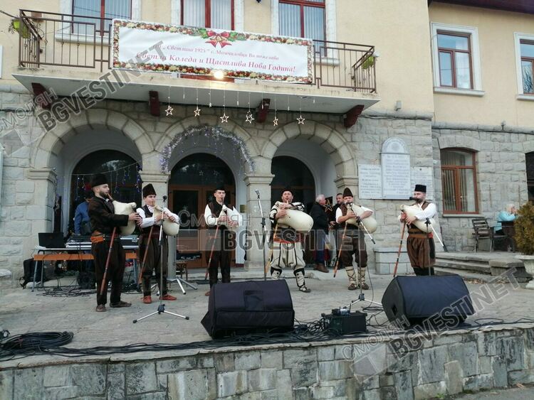 Благотворителен празник събра жители и гости на Момчиловци на площада