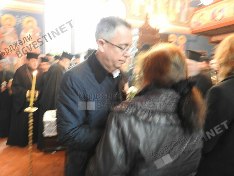 Камбанен звън и сълзи на опелото на отец Боян Саръев,Родината се сбогува с един голям българин