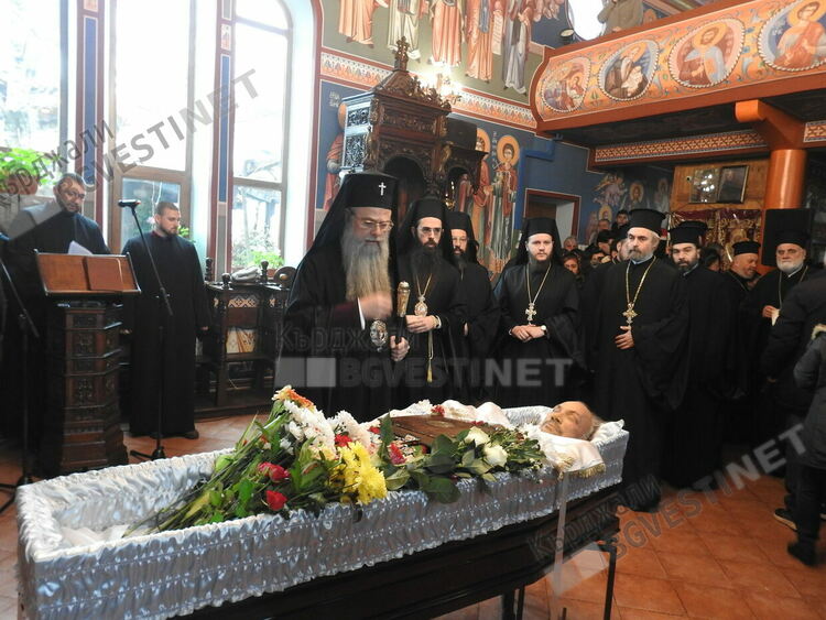 Камбанен звън и сълзи на опелото на отец Боян Саръев,Родината се сбогува с един голям българин