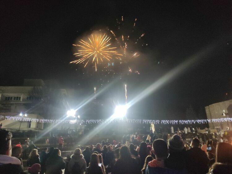 Смолянчани посрещнаха Новата година около огромен огън на Амфитеатъра /галерия/