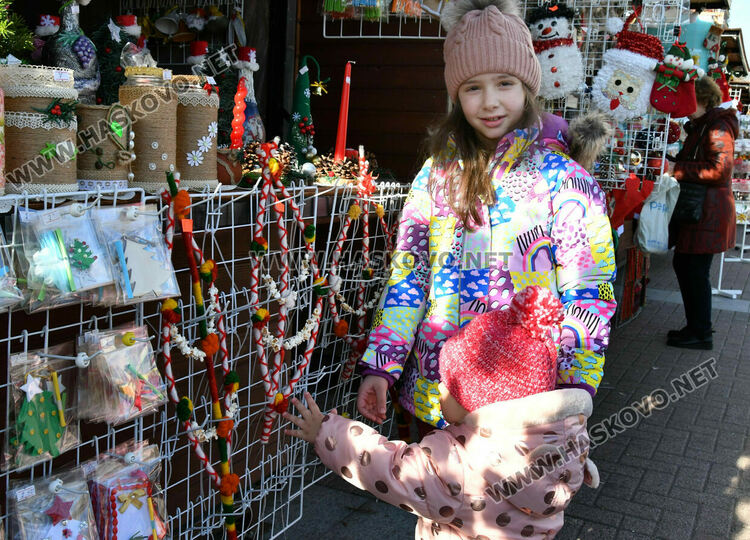 Бивша авиаторка продава ръчно изработени сурвачки в Хасково