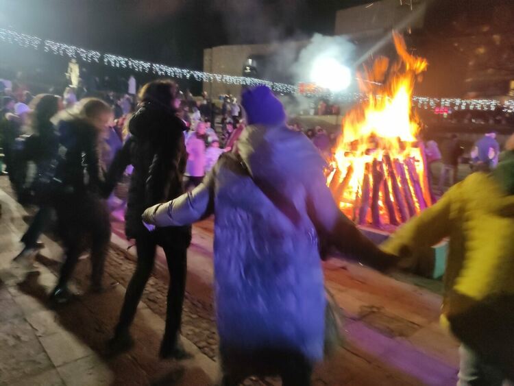 Смолянчани посрещнаха Новата година около огромен огън на Амфитеатъра /галерия/