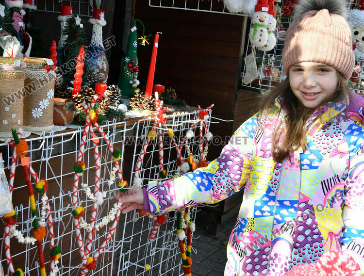 Бивша авиаторка продава ръчно изработени сурвачки в Хасково