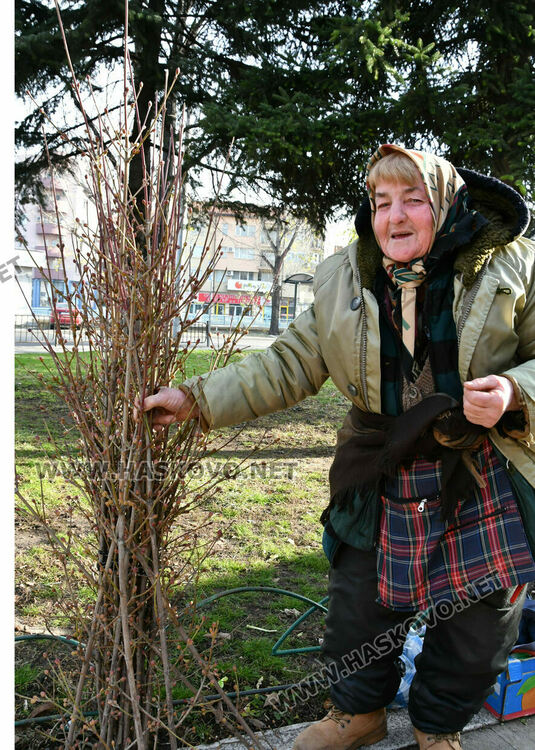 Бивша авиаторка продава ръчно изработени сурвачки в Хасково