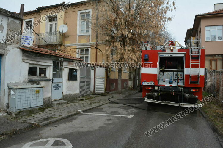 Постройка изгоря в центъра на Хасково