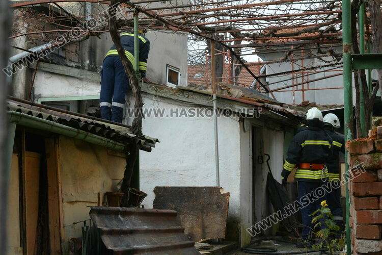 Постройка изгоря в центъра на Хасково