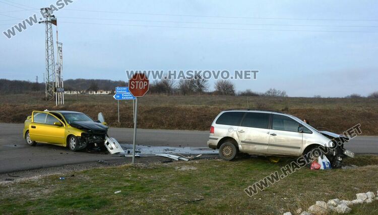 Двама души пострадаха при катастрофа край Книжовник