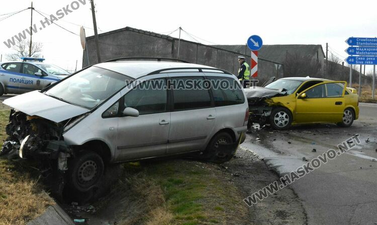 Двама души пострадаха при катастрофа край Книжовник