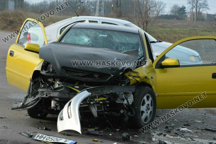 Двама души пострадаха при катастрофа край Книжовник