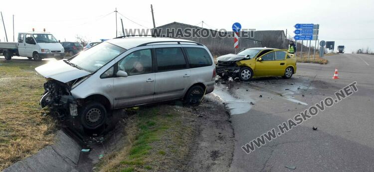 Двама души пострадаха при катастрофа край Книжовник