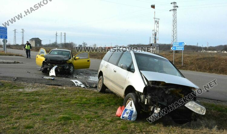 Двама души пострадаха при катастрофа край Книжовник
