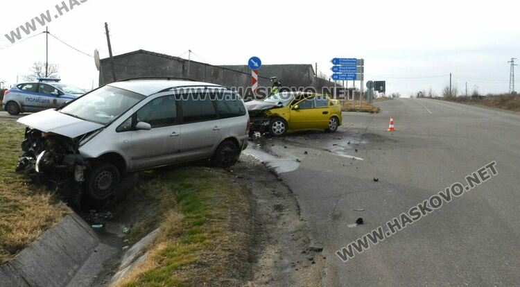 Двама души пострадаха при катастрофа край Книжовник