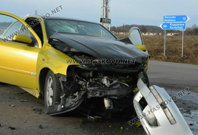 Двама души пострадаха при катастрофа край Книжовник