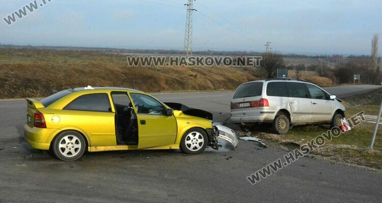 Двама души пострадаха при катастрофа край Книжовник