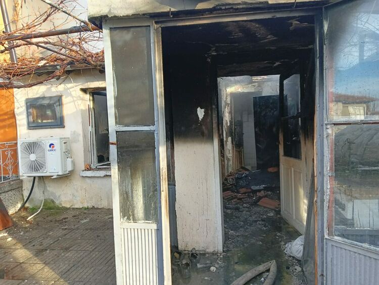 Газова бутилка предизвика пожар във Виница