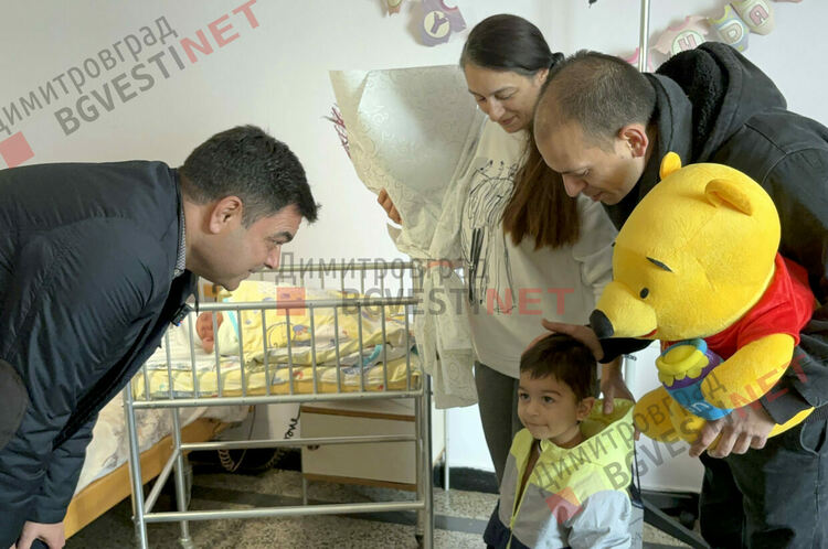 Първото бебе на Димитровград за 2024 получи подаръци от кмета на града