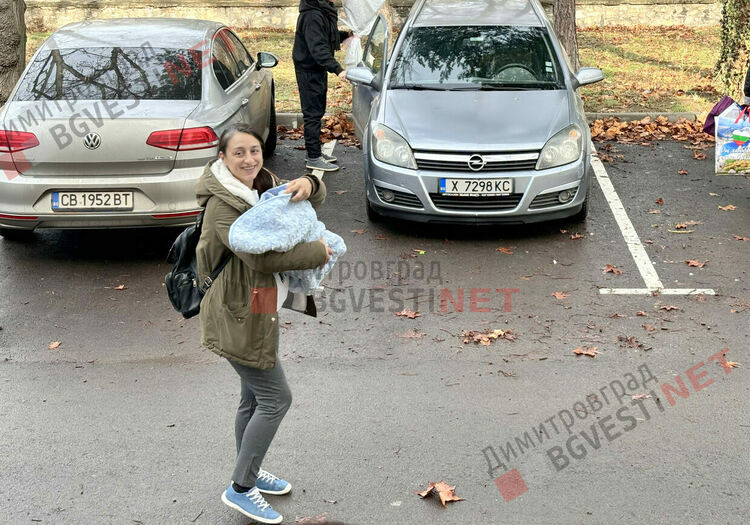 Първото бебе на Димитровград за 2024 получи подаръци от кмета на града