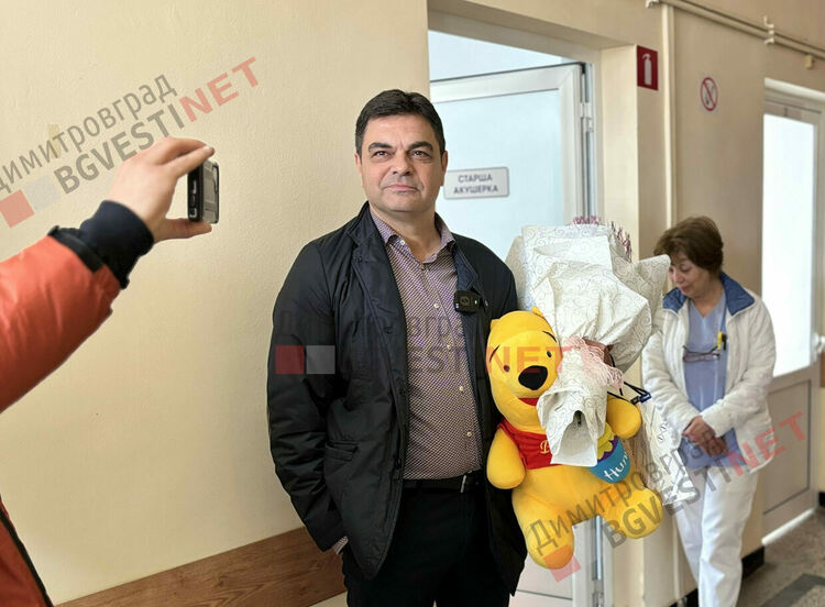 Първото бебе на Димитровград за 2024 получи подаръци от кмета на града