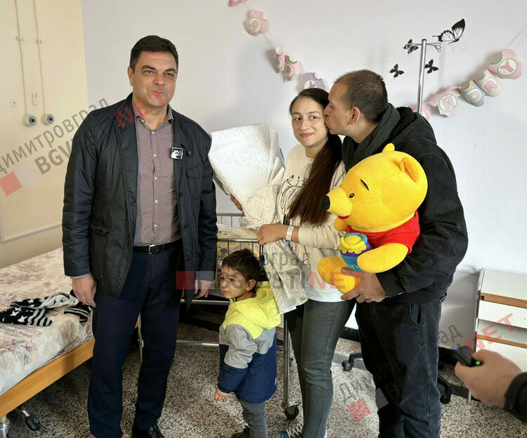 Първото бебе на Димитровград за 2024 получи подаръци от кмета на града