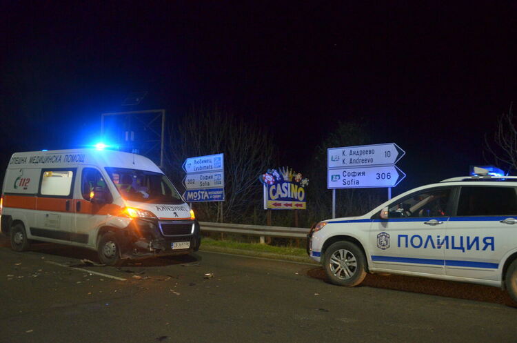 Водачка на Тойота се заби в линейка с пострадали при катастрофа