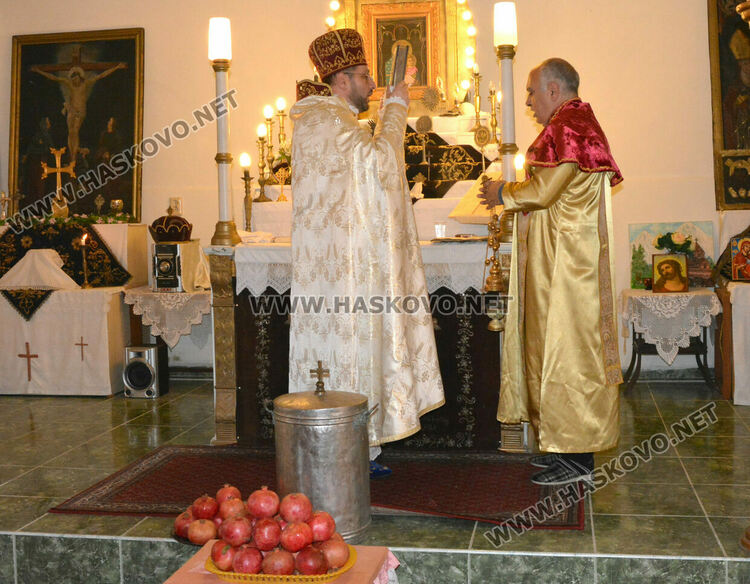 Църковна служба и освещаване на нарове за арменската Коледа