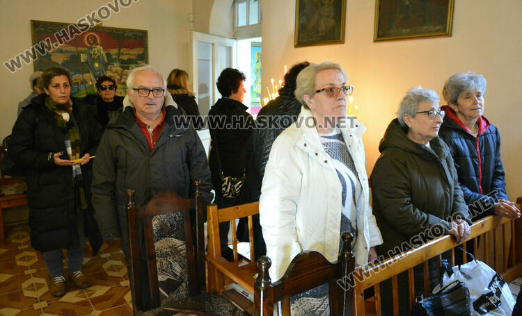 Църковна служба и освещаване на нарове за арменската Коледа