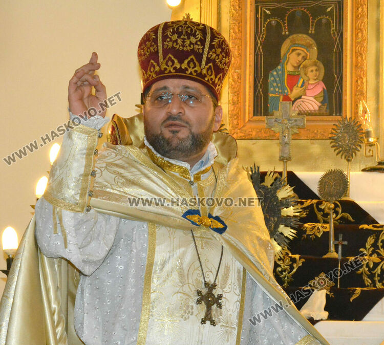 Църковна служба и освещаване на нарове за арменската Коледа