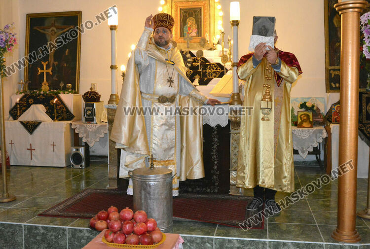 Църковна служба и освещаване на нарове за арменската Коледа