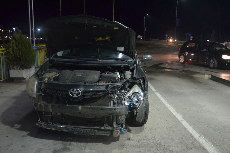 Водачка на Тойота се заби в линейка с пострадали при катастрофа