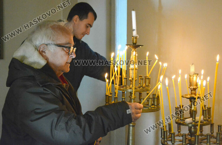 Църковна служба и освещаване на нарове за арменската Коледа