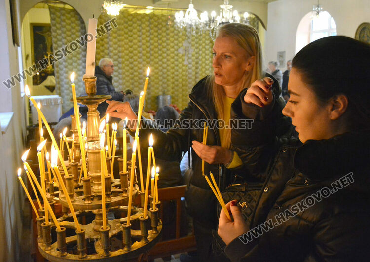 Църковна служба и освещаване на нарове за арменската Коледа