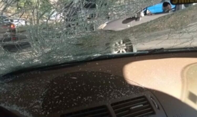 Бетонна отломка от мост падна върху движеща се кола на бул. "Цариградско шосе" в София