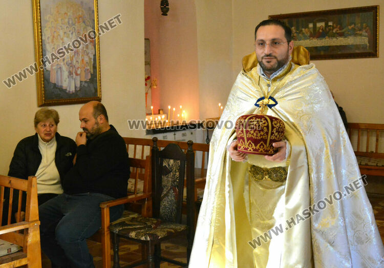 Църковна служба и освещаване на нарове за арменската Коледа