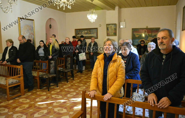 Църковна служба и освещаване на нарове за арменската Коледа